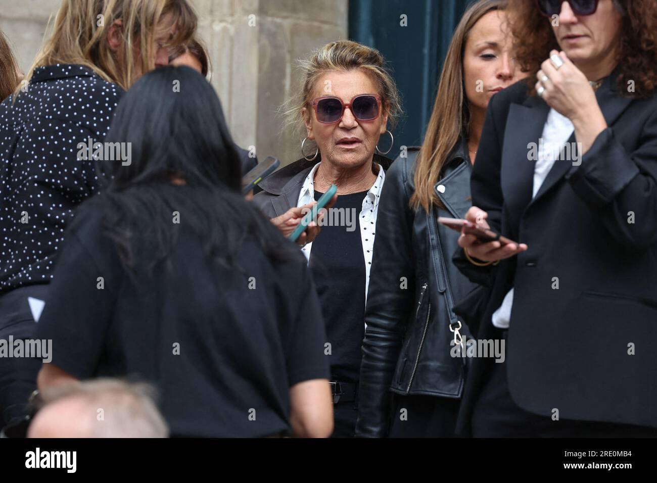 Paris, France. 24 juillet 2023. Sheila lors des funérailles à l'église Saint-Roch à Paris, France, le 24 juillet 2023, de la chanteuse et actrice d'origine britannique Jane Birkin, décédée le 16 juillet 2023 à Paris à l'âge de 76 ans. Photo de Nasser Berzane/ABACAPRESS.COM crédit : Abaca Press/Alamy Live News Banque D'Images