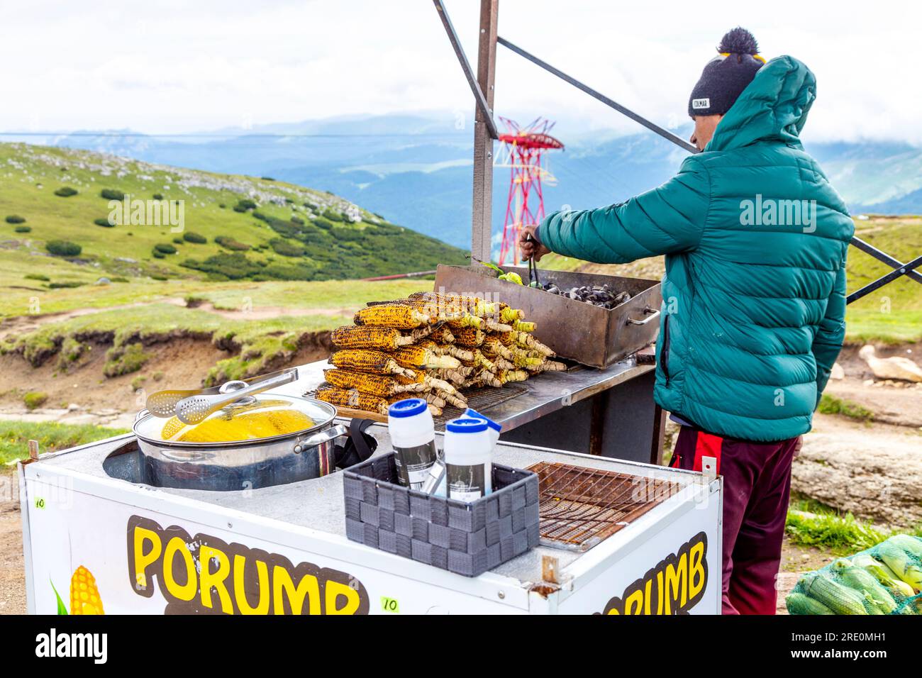 Stalle roumaine de Street food avec du maïs grillé sur le cop (porumb copt) au sommet de Caraiman Peak, montagnes Bucegi, montagnes des Carpates, Roumanie Banque D'Images