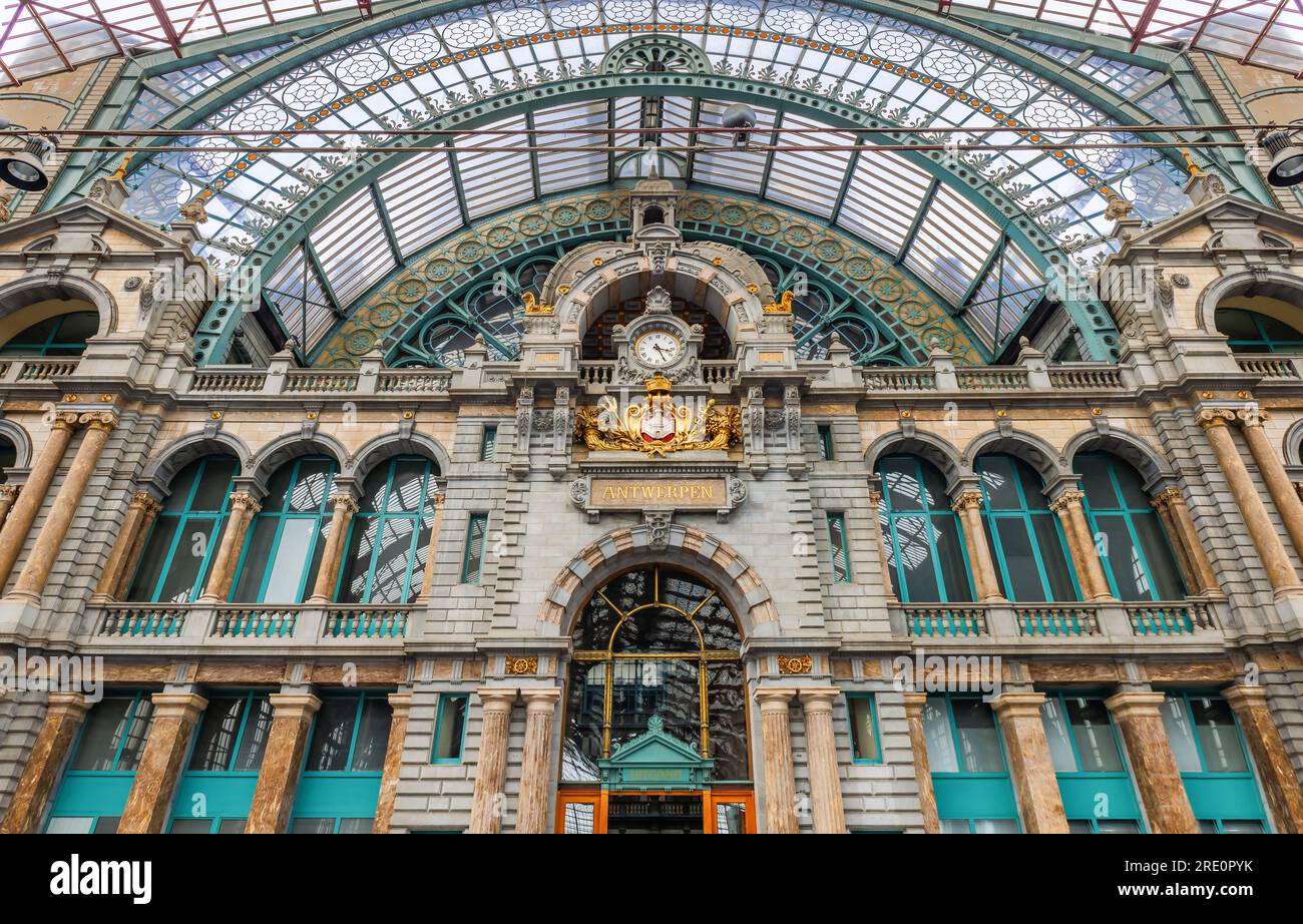 Anvers, Belgique - 17 juin 2023 : Antwerpen-Centraal Railway gare, est la gare ferroviaire principale d'Anvers, Belgique. Il est considéré comme l'un des Mo Banque D'Images