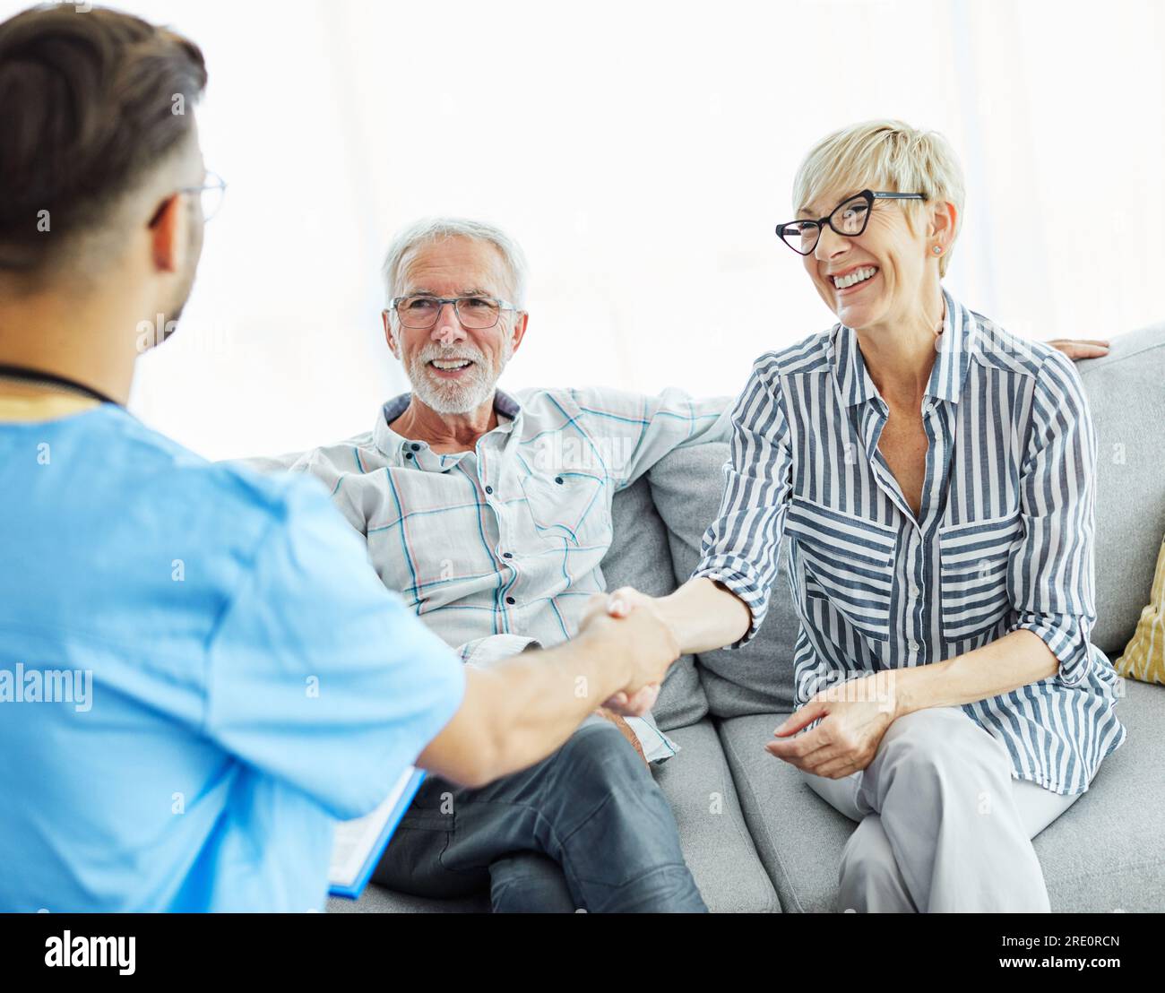 infirmière médecin soins de longue durée aide aidant à venir en aide retraite à domicile hôpital infirmier homme de liaison Banque D'Images