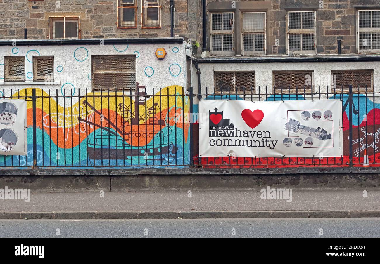 Bannières et Street art, montrant Heart of Newhaven Community HONC, près de Leith, ville d'Édimbourg, Lothian, Écosse, UK, EH6 4UD Banque D'Images