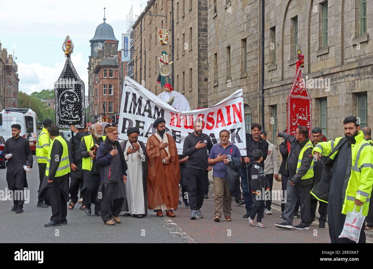 Musulmans chiites écossais, marche annuelle de l'Imam Hussain pour la paix, lecture du Coran à travers 36 Great Jct Street, Leith, Édimbourg, Écosse, Royaume-Uni, EH6 5LA Banque D'Images