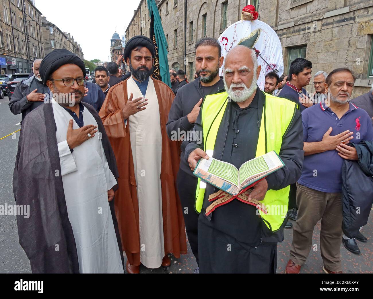 Musulmans chiites écossais, marche annuelle de l'Imam Hussain pour la paix, lecture du Coran à travers 36 Great Jct Street, Leith, Édimbourg, Écosse, Royaume-Uni, EH6 5LA Banque D'Images