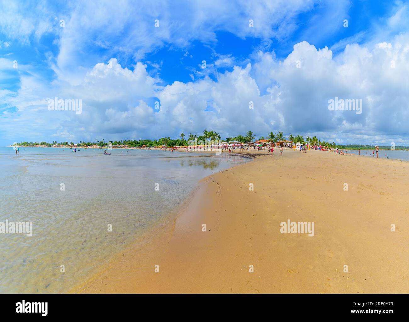Beau paysage de la plage de Coroa Vermelha, destination touristique de l'état de Bahia à Santa Cruz Cabralia ville. Plage historique brésilienne. Banque D'Images