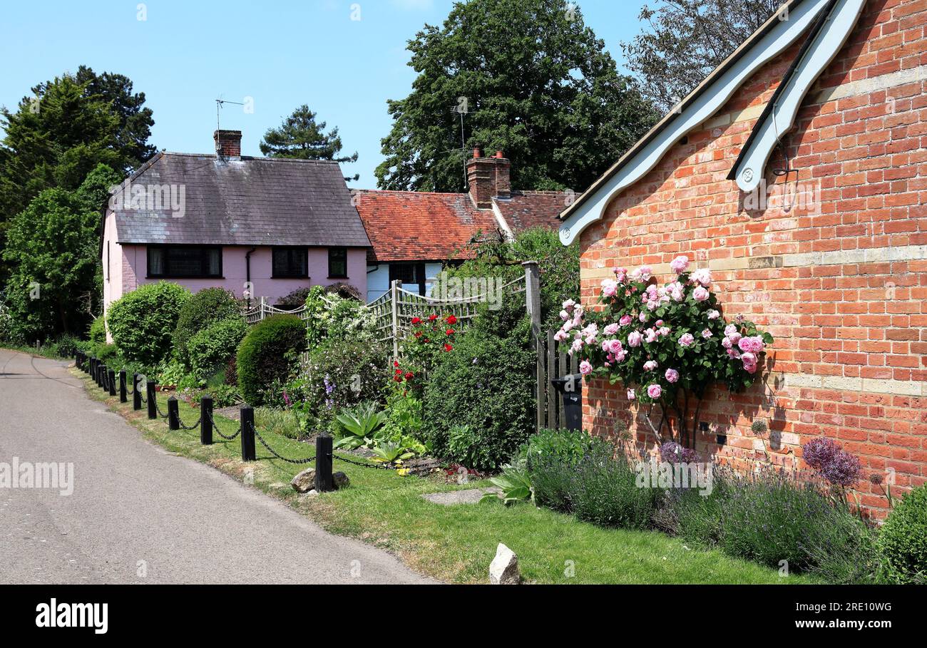 Pittoresque rue English Village avec de jolis cottages et des rosiers fleuris Banque D'Images