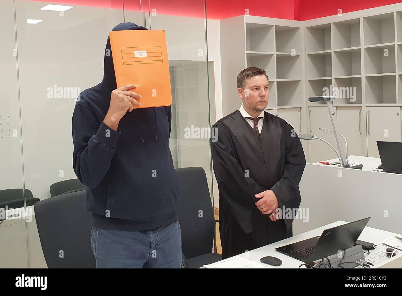 Duesseldorf, Allemagne. 24 juillet 2023. Un espion présumé (l), montré ici en présence de son avocat York Fratzky, est jugé au tribunal régional supérieur de Düsseldorf depuis lundi. Le jeune homme de 36 ans aurait espionné des partisans du mouvement Hirak marocain d'opposition vivant en Allemagne pour le compte du service de renseignement étranger marocain. (À dpa : 'suspect d'espionnage marocain en procès à Düsseldorf') crédit : Martin Höke/dpa/Alamy Live News Banque D'Images