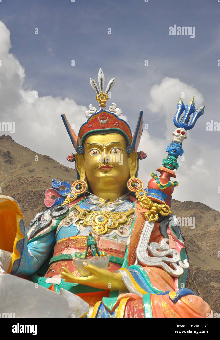 Gros plan de la statue de Guru Padmasambhava dans le village de Sani, Padum, vallée du Zanskar, Ladakh, INDE Banque D'Images