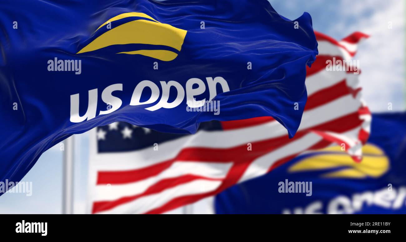 New York, États-Unis, 2 2023 juillet : US Open et les drapeaux américains brandissent par temps clair. Grand tournoi de tennis organisé chaque année à New York. Grand Chelem. Banque D'Images