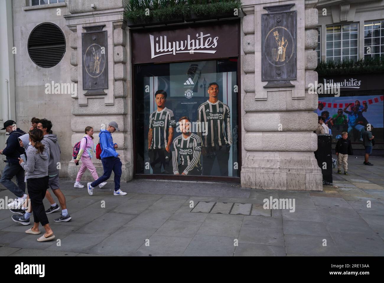 Londres Royaume-Uni. 24 juillet 2023 la nouvelle tenue extérieure Manchester United pour la saison 2023-4 de la Premier League anglaise portée L-R par Jadon Sancho, Luke Shaw et Marcus Rashford est exposée dans la vitrine du magasin de sport Lillywhites à Piccadilly. Crédit amer ghazzal/Alamy Live News Banque D'Images