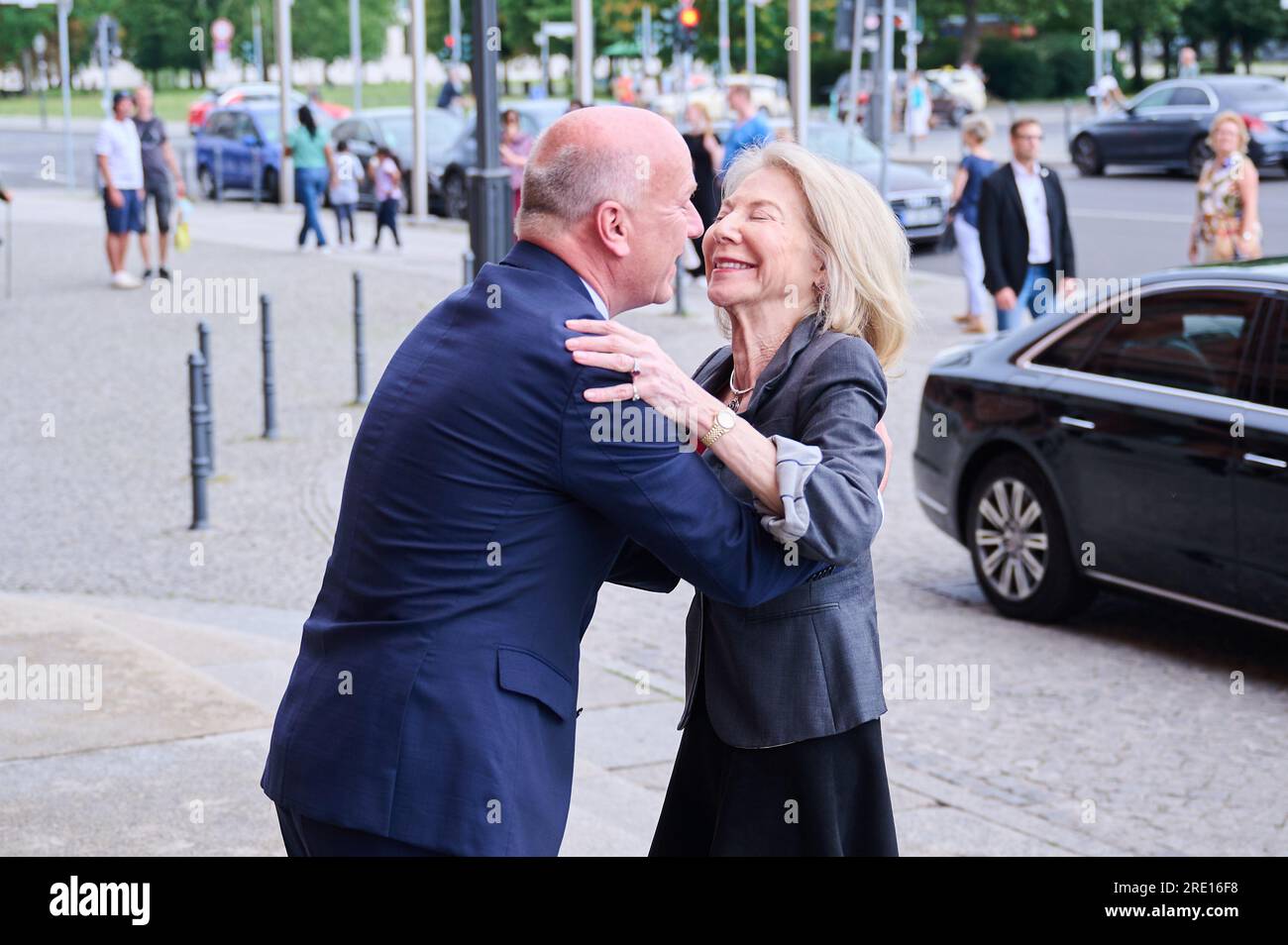 24 juillet 2023, Berlin : Kai Wegner (CDU), maire de Berlin reçoit Amy Gutmann, États-Unis Ambassadeur, aux Rotes Rathaus. Photo : Annette Riedl/dpa Banque D'Images