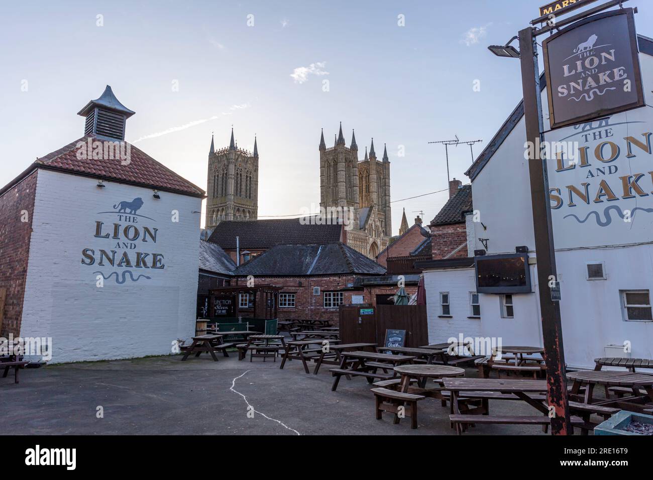 Le Lion et Snake pub à Lincoln, Royaume-Uni , Lincoln Cathedral derrière, Lincoln pubs, bar, bars, pub, pubs, restaurants, restaurants, manger à l'extérieur, Banque D'Images