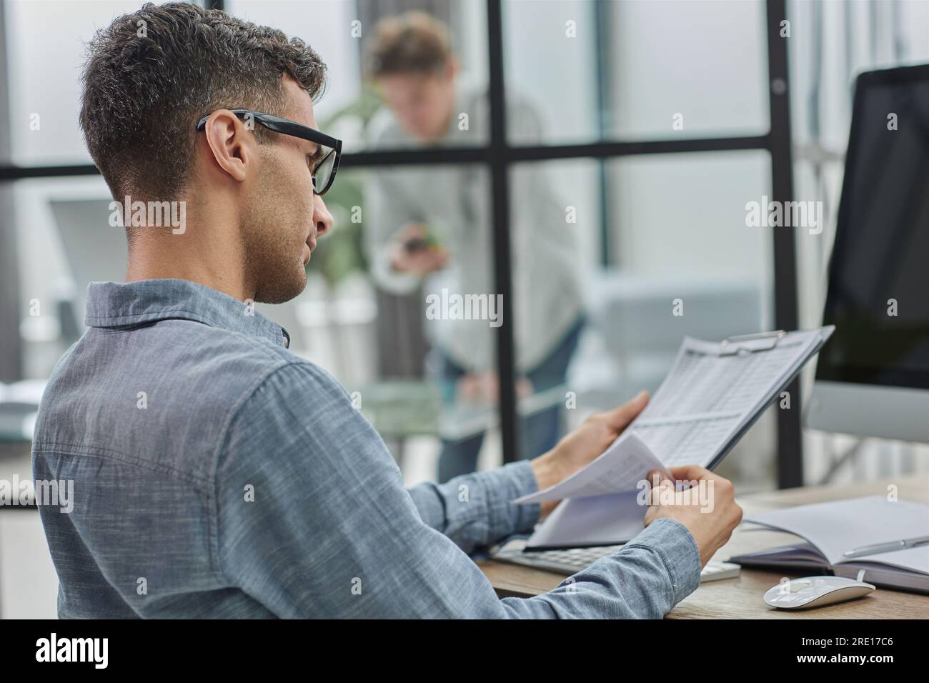 Homme d'affaires concentré analysant les statistiques occupé avec le projet de recherche Banque D'Images