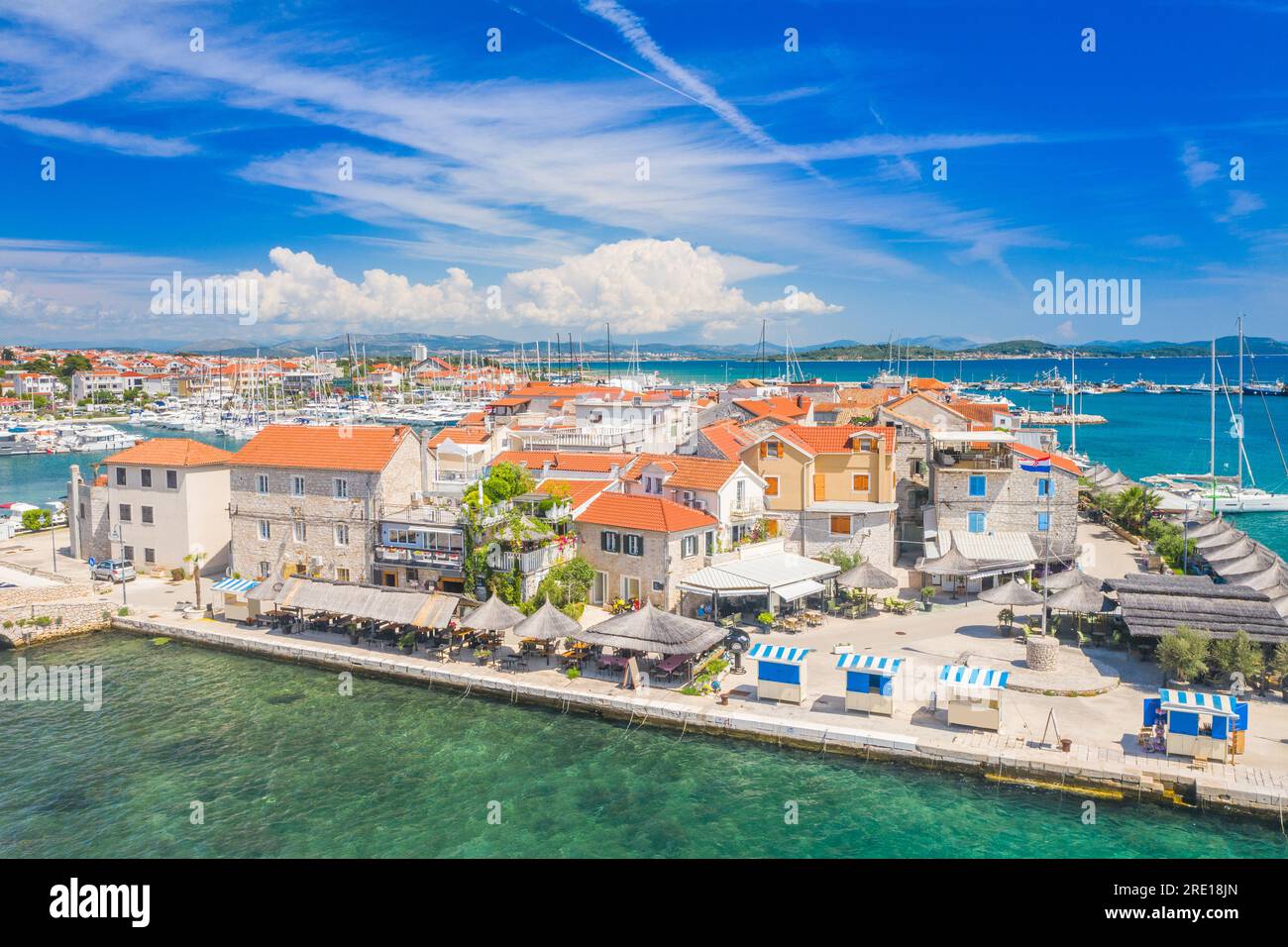 ld ville de Tribunj sur la côte Adriatique en Dalmatie, Croatie Banque D'Images