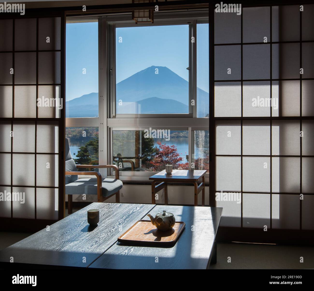Le mont Fuji vu de l'intérieur d'un ryokan, un type d'auberge japonaise traditionnelle, près du lac Shoji. Mont Fuji, sur l'île de Honshu, Yamanashi P Banque D'Images