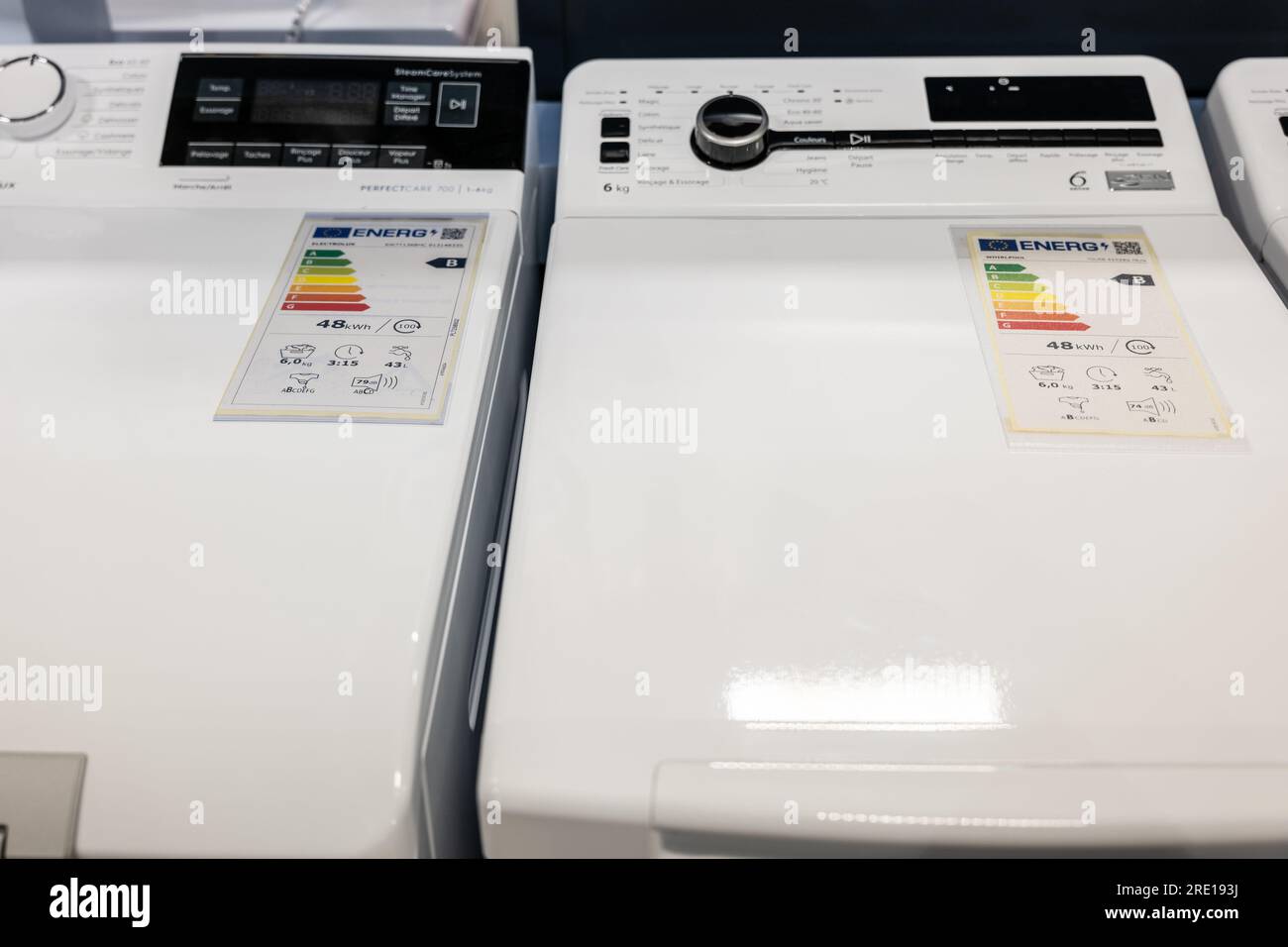 Étiquette d'efficacité énergétique apposée sur une machine à laver dans un magasin d'appareils électroménagers. Étiquette énergétique classant les appareils sur une échelle de A à G en fonction de la valeur E. Banque D'Images