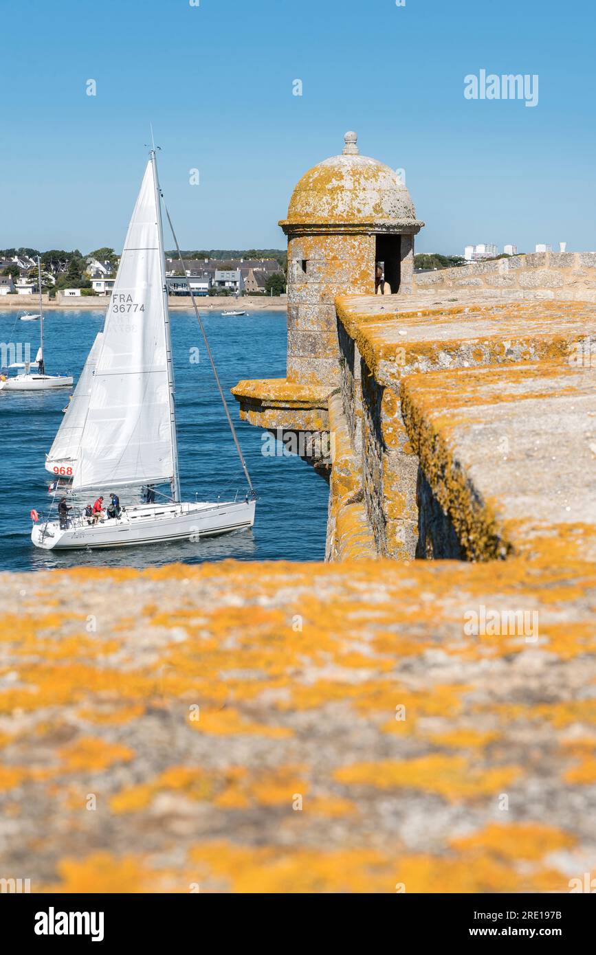 Port Louis (Bretagne, nord ouest de la France) : voilier passant par la citadelle Banque D'Images