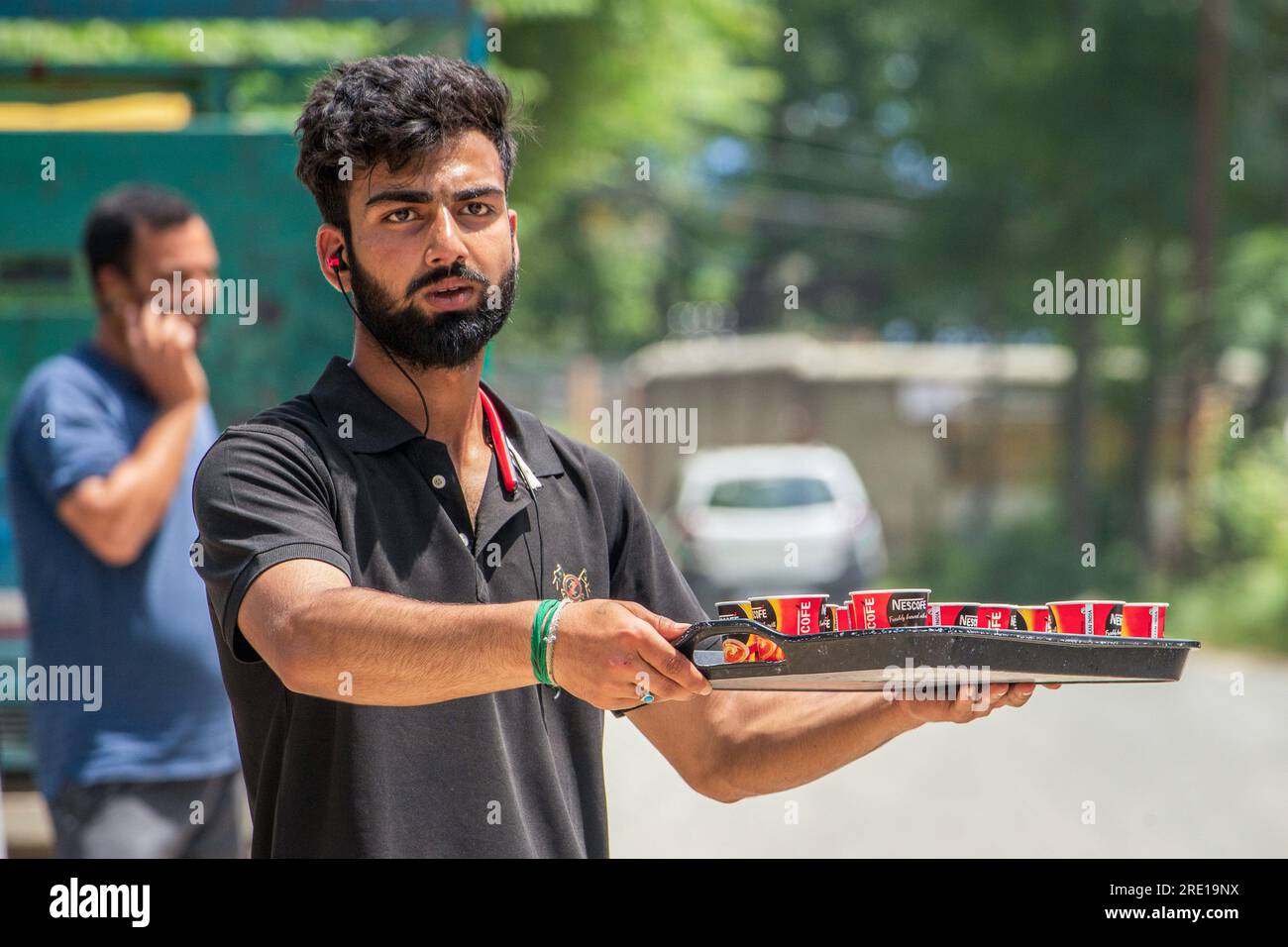 Srinagar, Inde. 23 juillet 2023. Un musulman chiite cachemiri offre de l'eau potable aux navetteurs en souvenir des martyrs de Karbala pendant le mois de Mouharram. Alors que Muharram commençait, comme d'autres parties du monde, les musulmans chiites de la vallée du Cachemire se préparent à commémorer le martyre de l'Imam Hussain, petit-fils du Prophète Muhammad, et de ses 72 compagnons qui ont été massacrés à Karbala dans le sud de l'Irak en 680 AD. (Photo de Faisal Bashir/SOPA Images/Sipa USA) crédit : SIPA USA/Alamy Live News Banque D'Images