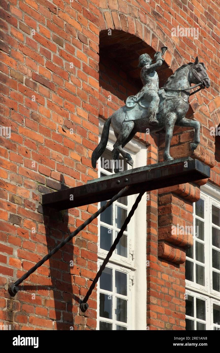Statuette de facteur monté sur le bureau de poste forer / Posthuset sur le marché / Torvet, Esbjerg, Danemark. Banque D'Images
