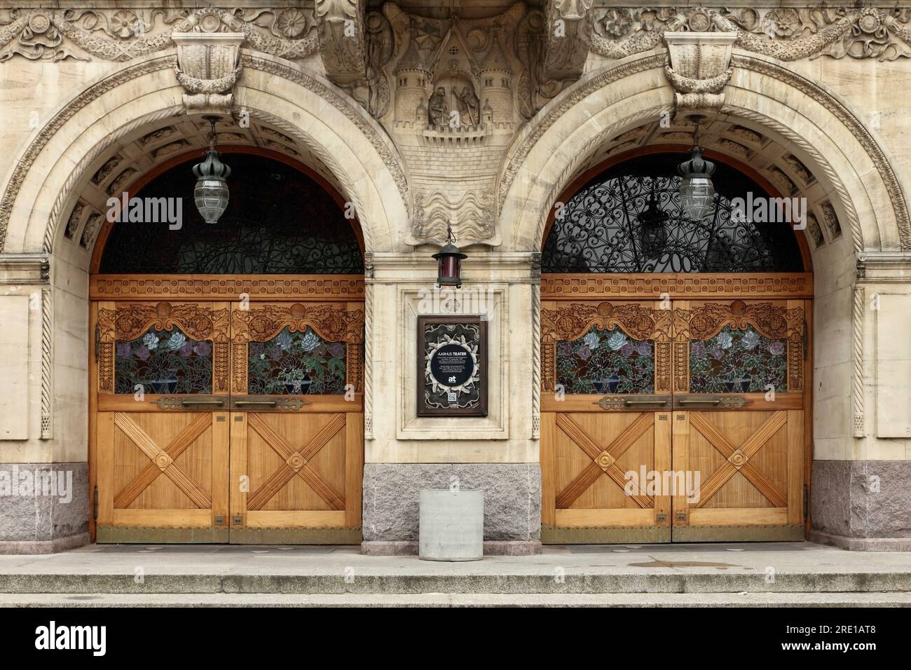 Portes principales de l'Art Nouveau Théâtre Aarhus du 19e siècle, Aarhus, Danemark. Banque D'Images