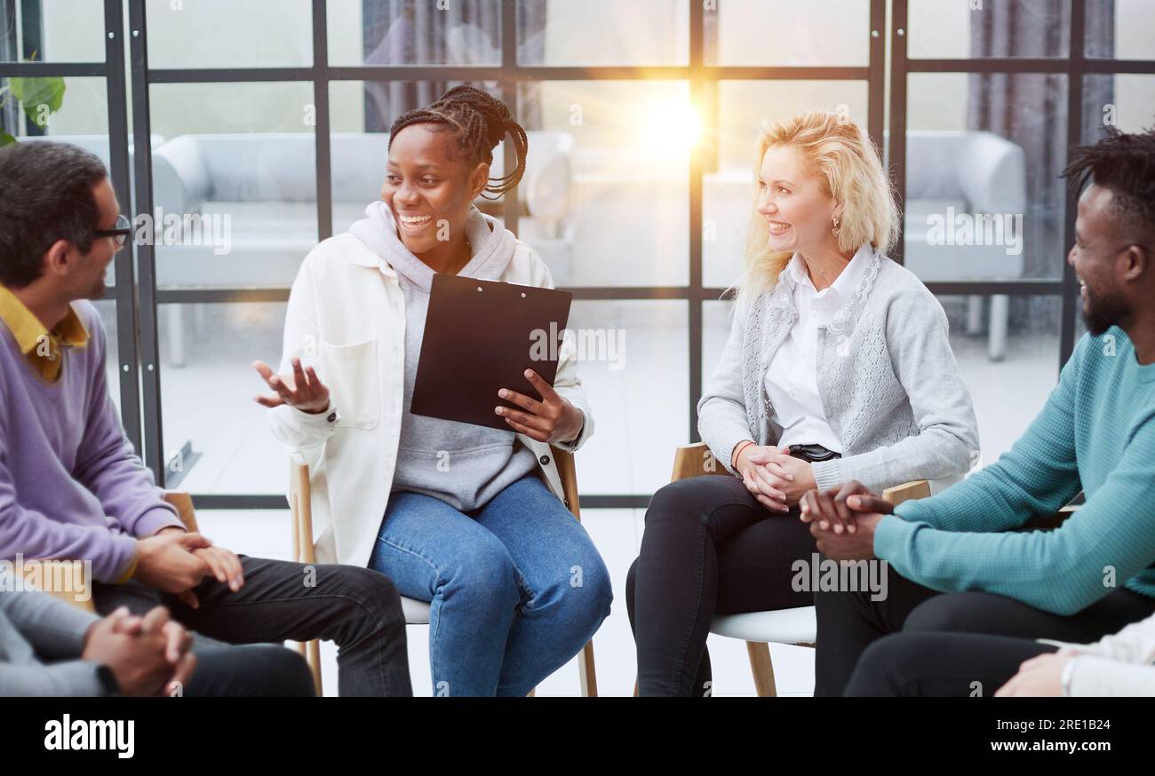 dirige une formation commerciale avec un groupe de jeunes. Banque D'Images