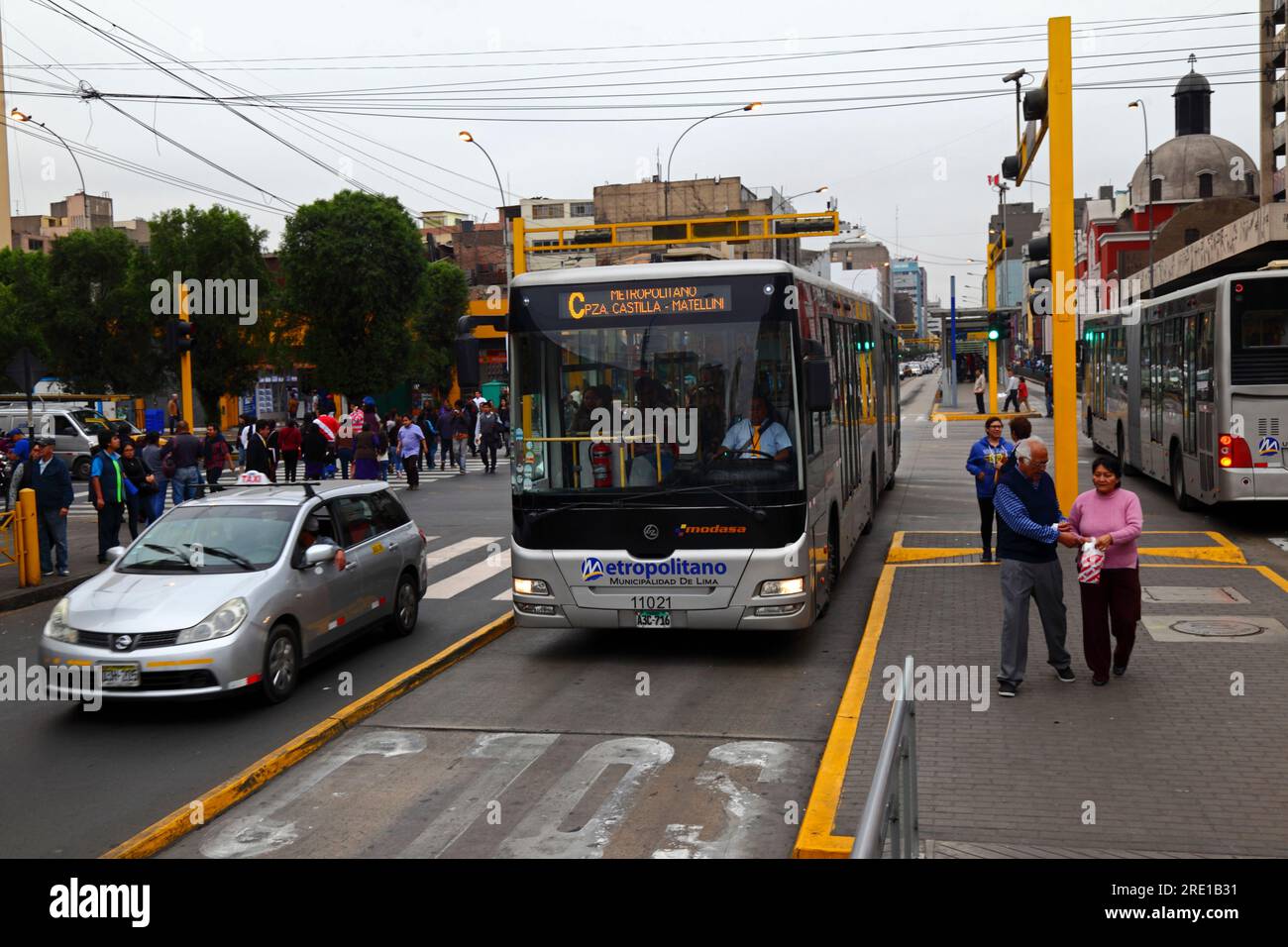 Bus public El Metropolitano C Line sur AV Emancipación croisement avec AV Tacna dans le centre de Lima, Pérou Banque D'Images