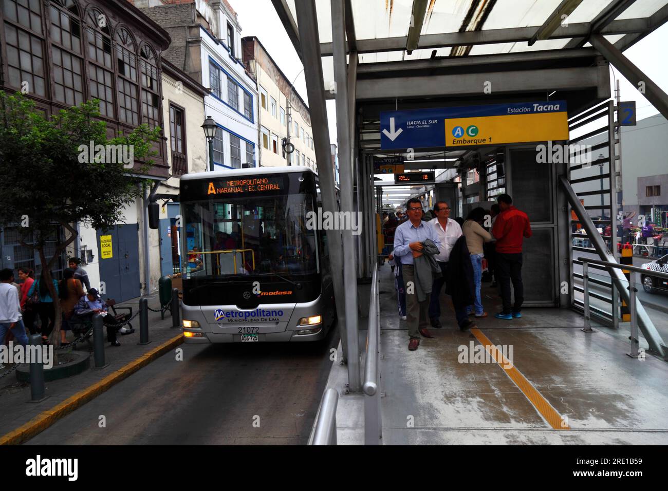 Bus public El Metropolitano A Line à Estacion Tacna sur AV Emancipación dans le centre de Lima, Pérou Banque D'Images
