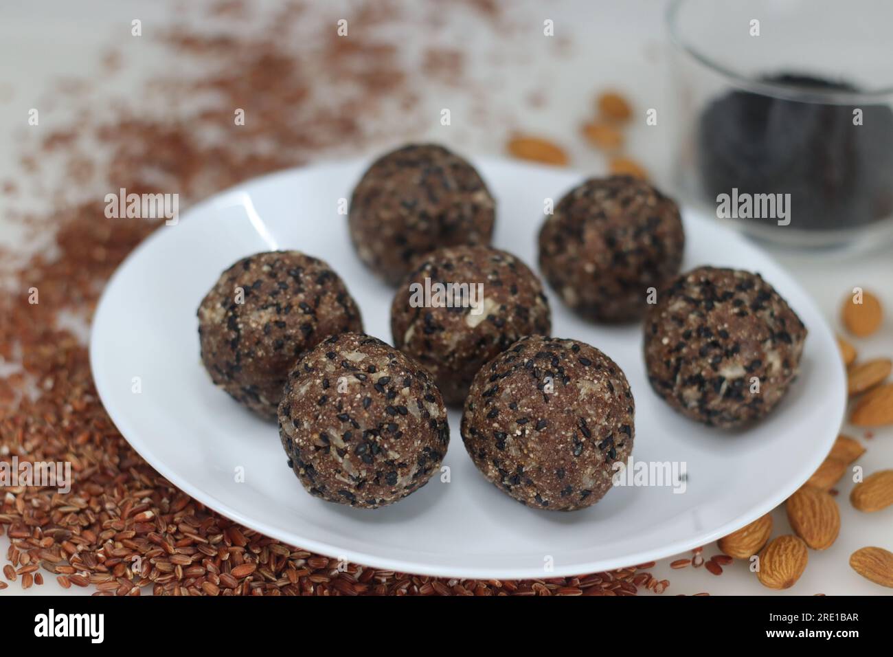 Navara til laddu. Boule sucrée à base de riz navara rôti et moulu, graines de sésame rôties, jaggery et noix de coco râpée aromatisée à la cardamome. Sain Banque D'Images