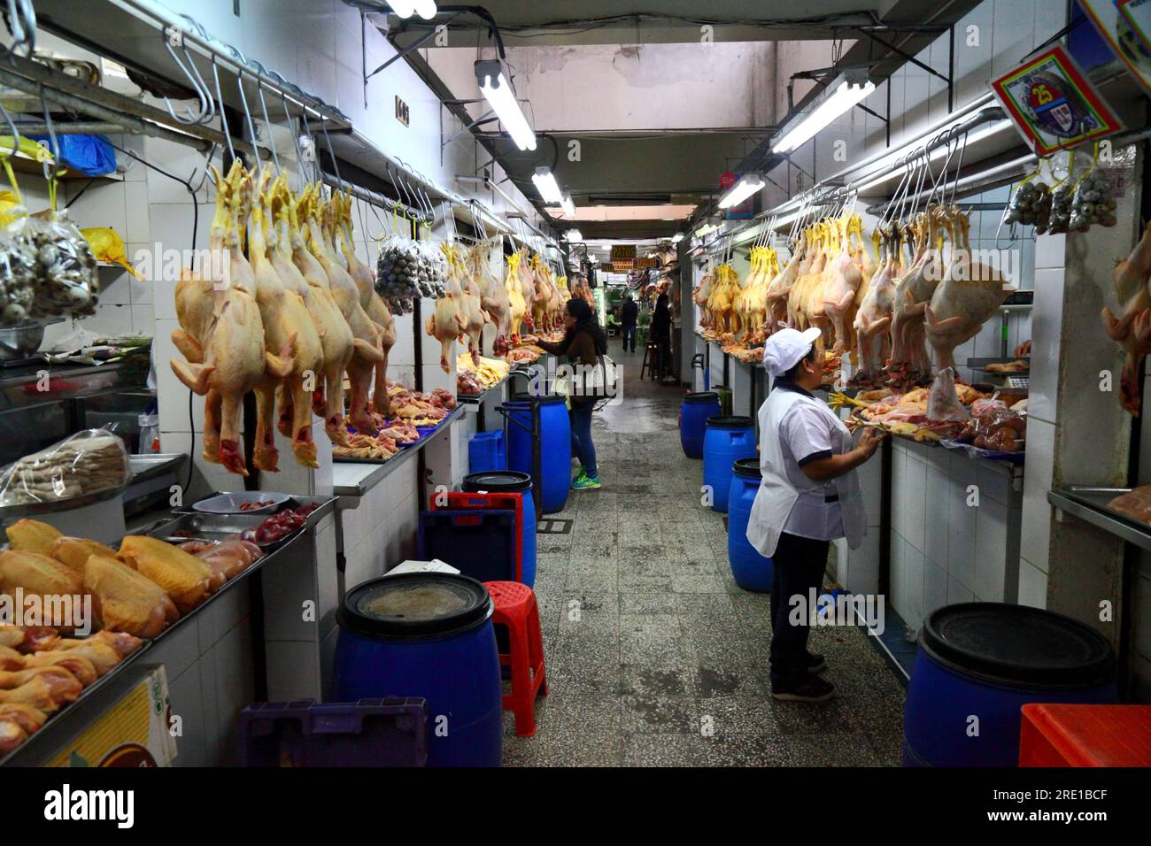 Étals de poulet au marché de la Aurora, AV Emancipación, centre de Lima, Pérou Banque D'Images