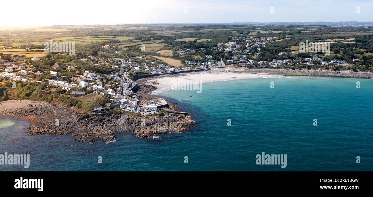 Paysage aérien du pittoresque village de pêcheurs cornouaillais de Coverack en Cornouailles avec une côte rocheuse et une plage de sable blanc Banque D'Images