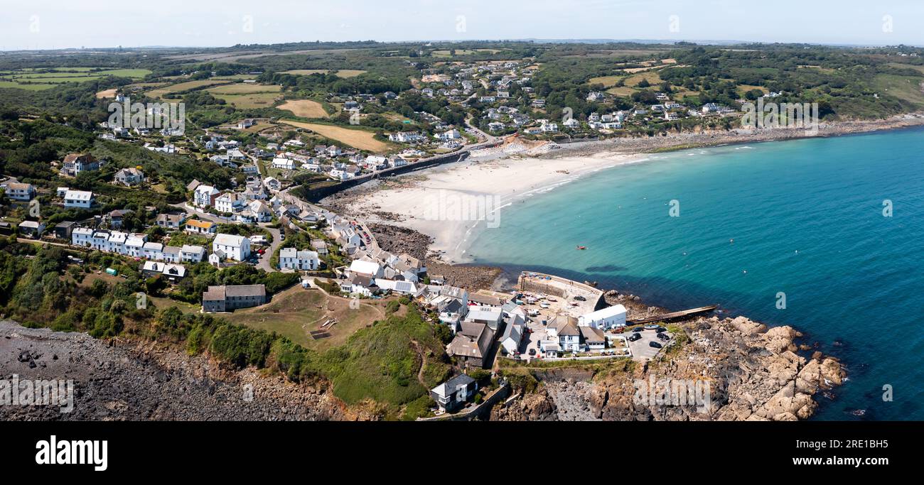 Paysage aérien du pittoresque village de pêcheurs cornouaillais de Coverack en Cornouailles avec une côte rocheuse et une plage de sable blanc Banque D'Images