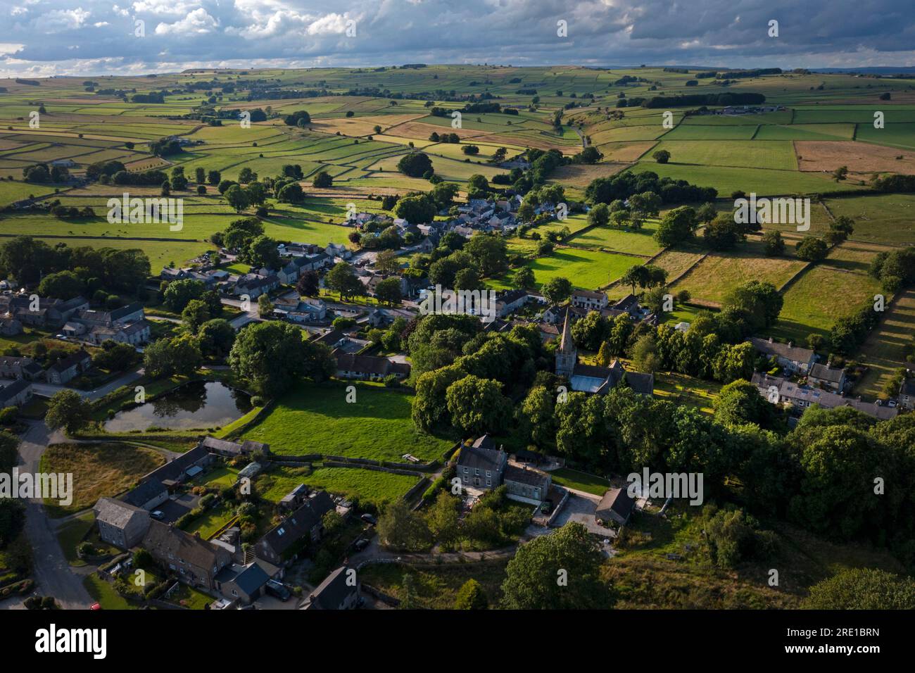 Vue aérienne du village de Monyash dans le district de Peak , Derbyshire, Angleterre Banque D'Images