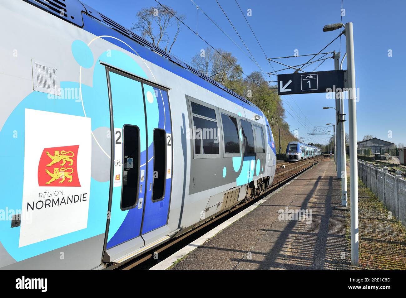 Deux trains locaux le long du quai à la gare de Malaunay le Houlme, ligne Paris Rouen le Havre (Nord de la France). Logo de la région Normandie. Banque D'Images