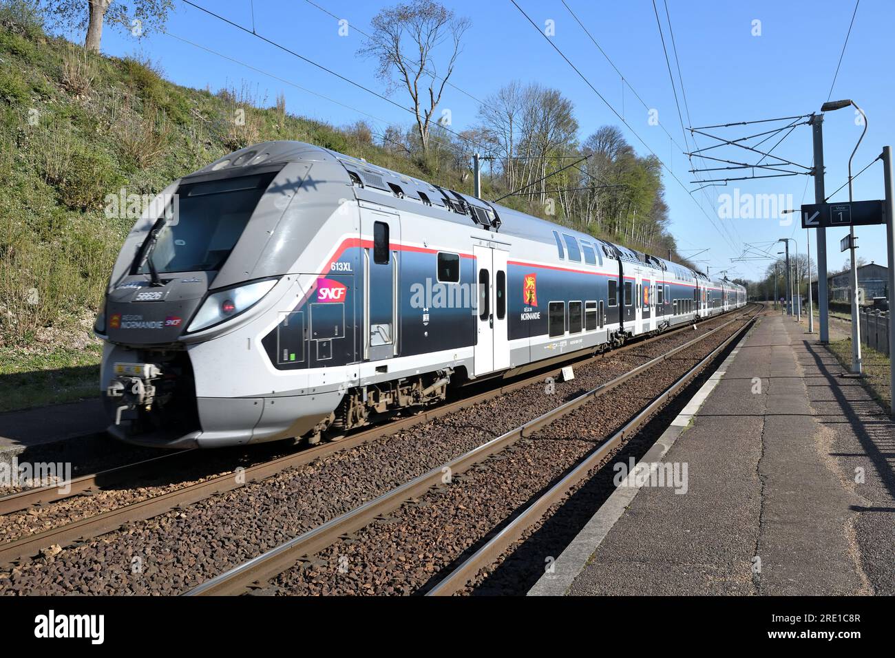 OMNEO train local le long du quai à la gare de Malaunay le Houlme, ligne Paris Rouen le Havre (nord de la France). Logo de la région Normandie Banque D'Images