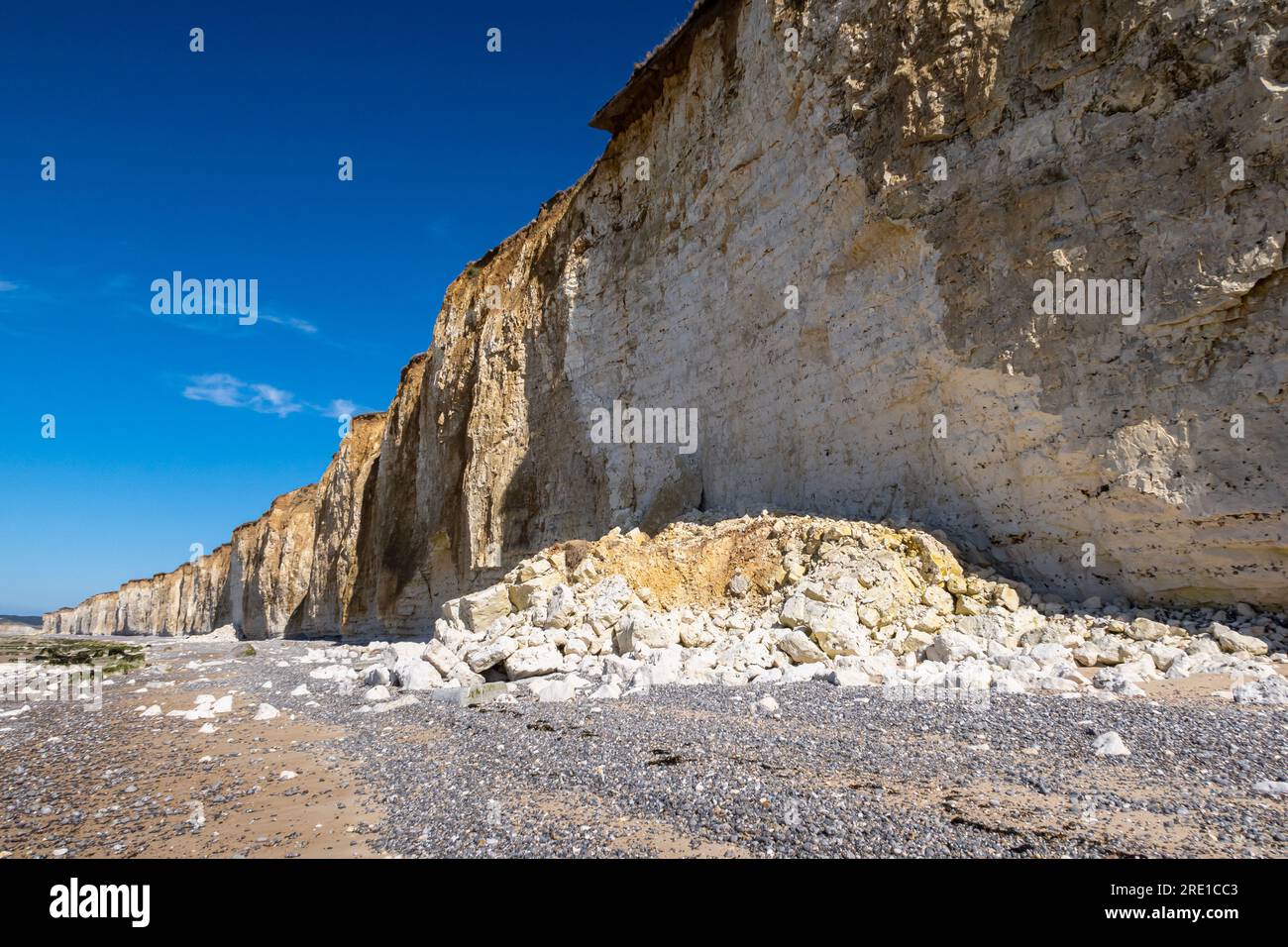 Effondrement de falaise sur la plage de Saint Aubin sur Mer dû à l'érosion. Érosion côtière et effondrement des falaises le long de la zone côtière de la côte d’Albatre Banque D'Images