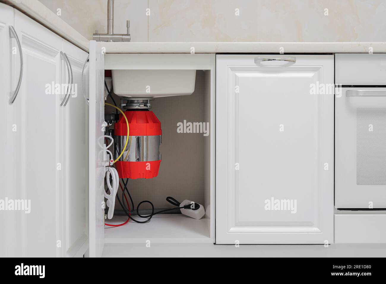 Les meubles de cuisine sont en gros plan dans l'évier Banque D'Images