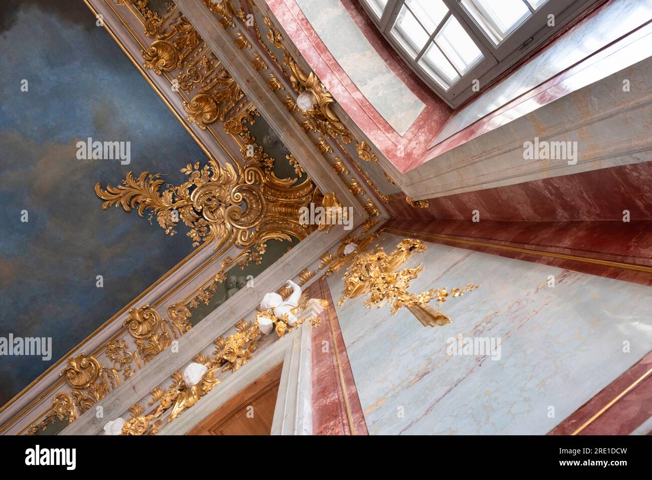 Rundāle intérieur du palais. Détail des ornements richement décorés dans la salle d'or, salle du trône du duc. Décorations en stuc Banque D'Images