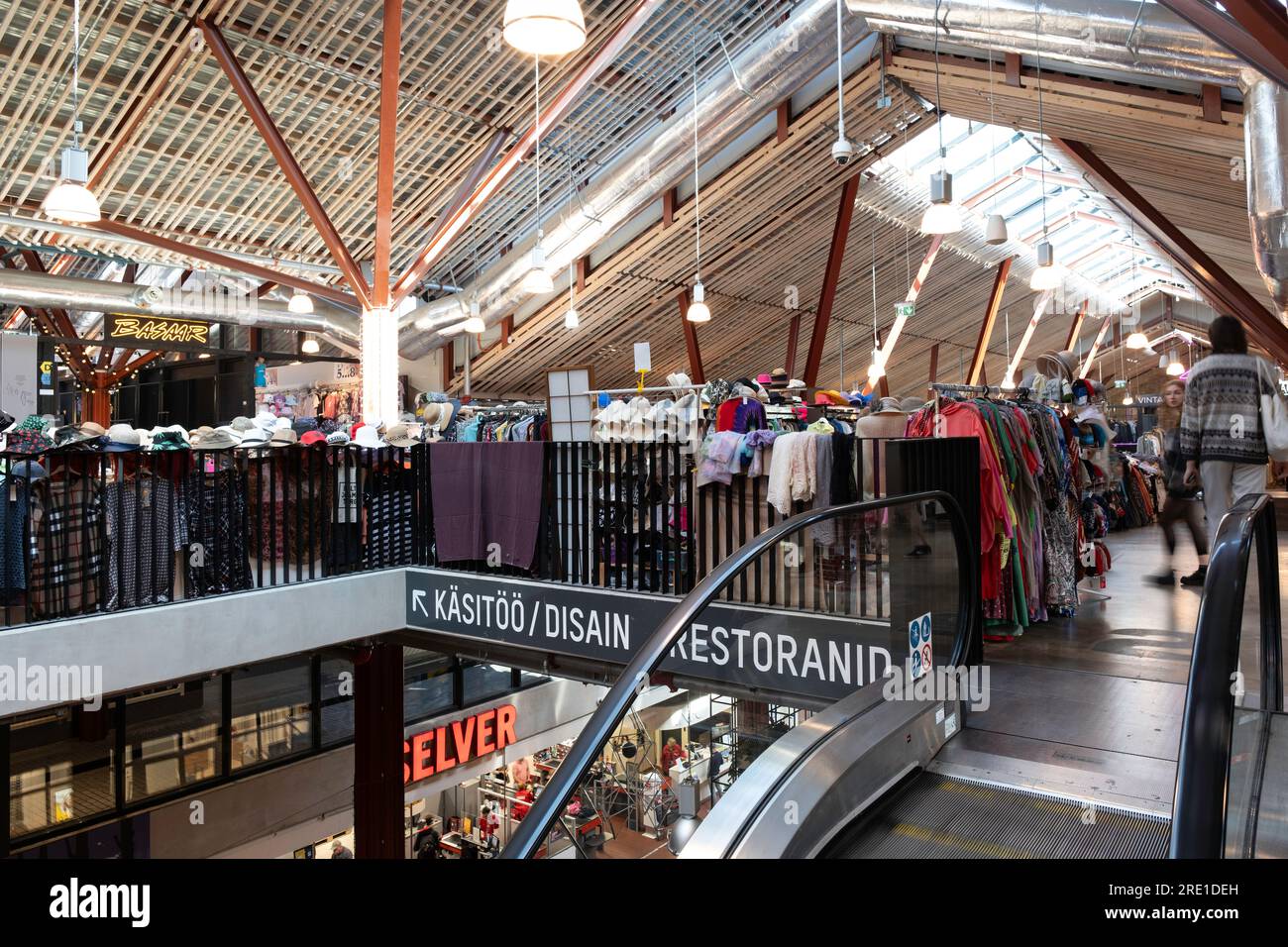 Balti Jaama Turg (marché de la gare de la Baltique), une halle de marché rénovée de 3 étages pleine de stands de nourriture, de vêtements et d'antiquités et de cafés branchés à Tallinn Banque D'Images