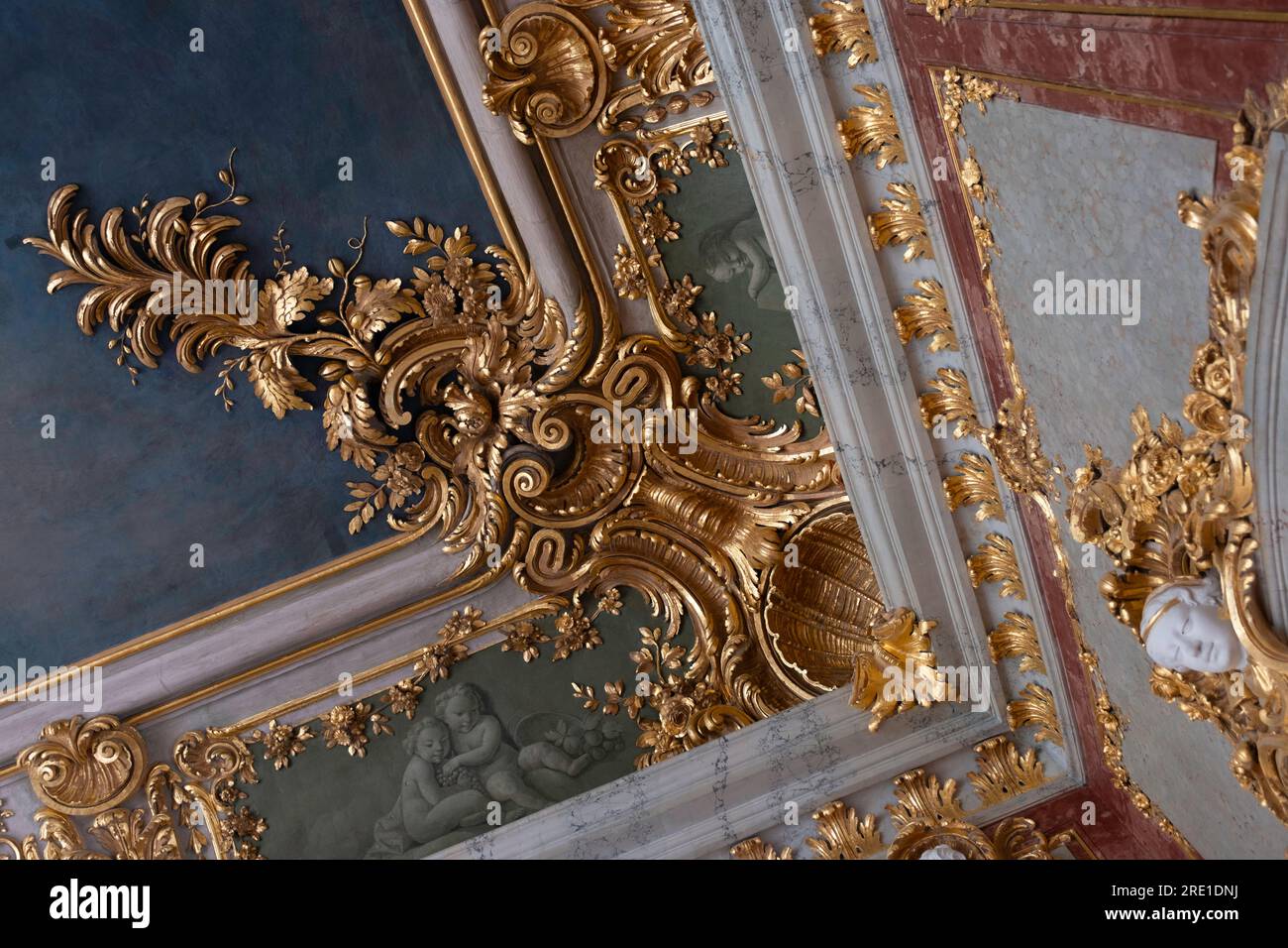 Rundāle intérieur du palais. Détail des ornements richement décorés dans la salle d'or, salle du trône du duc. Décorations en stuc Banque D'Images