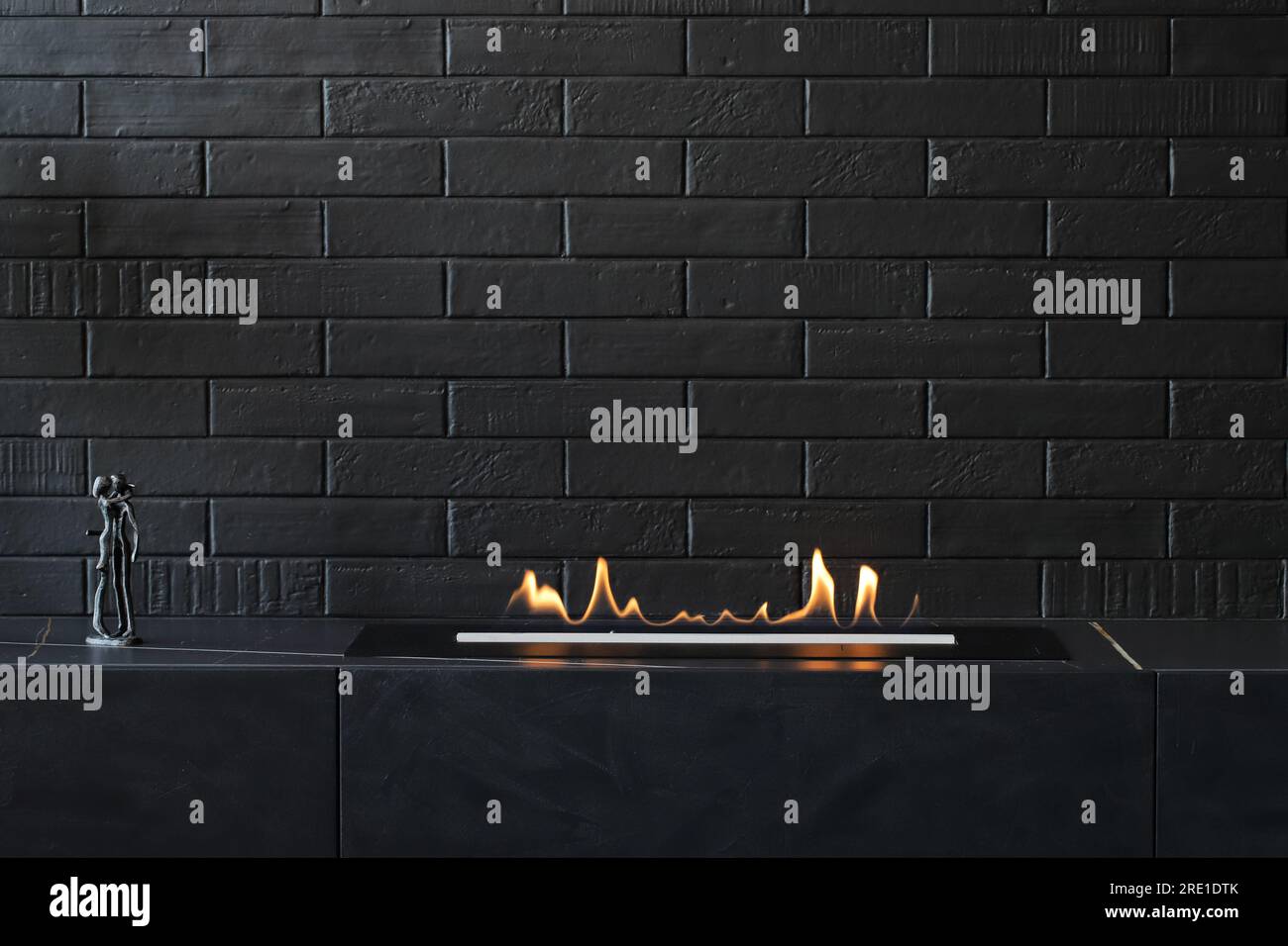 Cheminée moderne éco-éthanol à combustion intégrée dans les meubles Banque D'Images