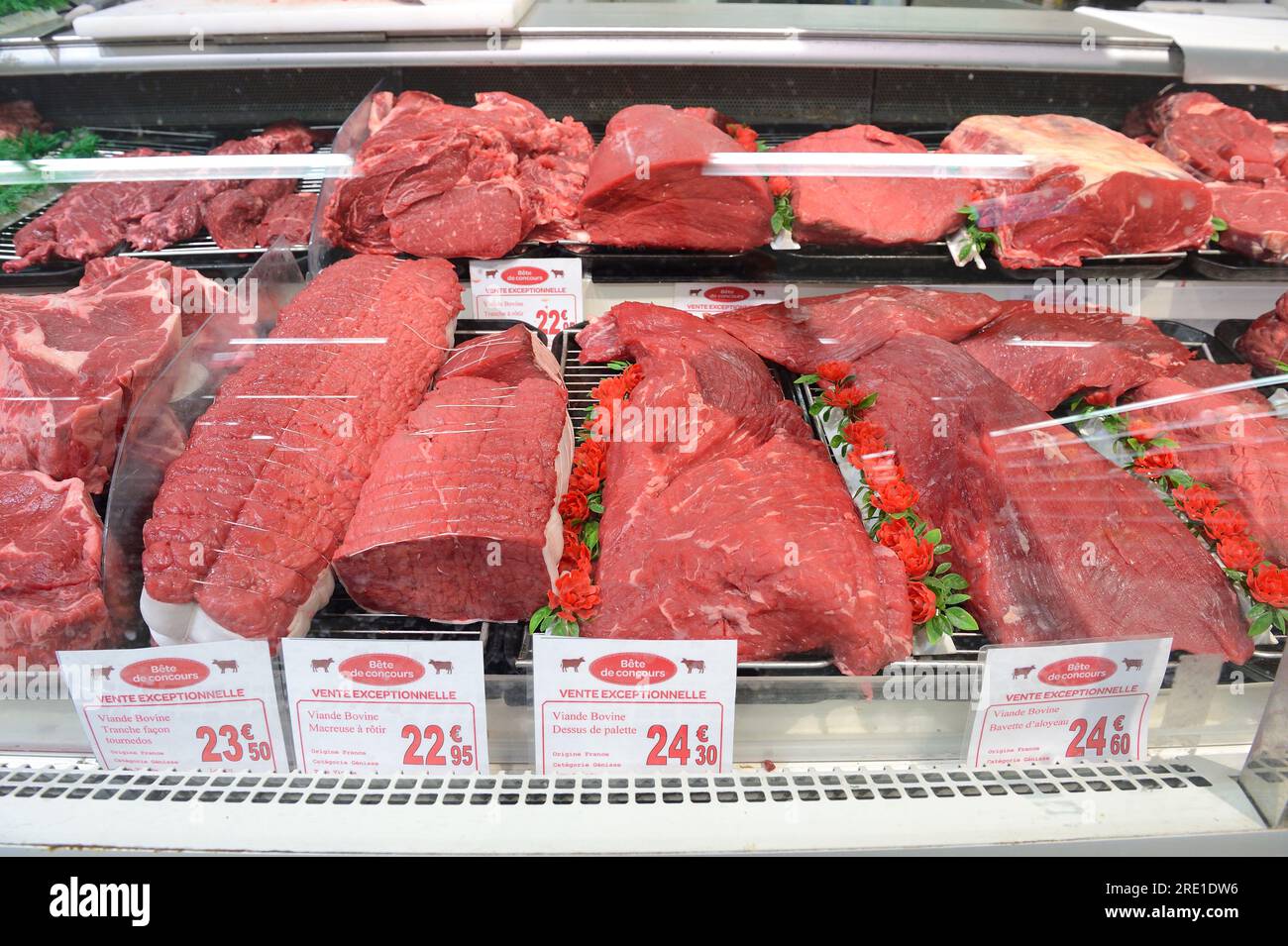 Viande rouge de producteurs locaux vendue dans le département boucher d'un supermarché Carrefour Market. Viande de haute qualité Banque D'Images