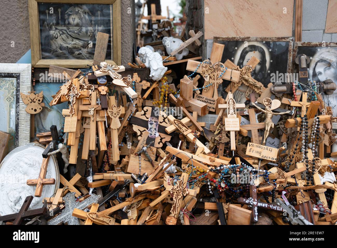 Crucifix et croix sur la « Colline des croix », un lieu de pèlerinage au nord de la ville de Šiauliai, au nord de la Lituanie. Profondeur de champ étroite Banque D'Images