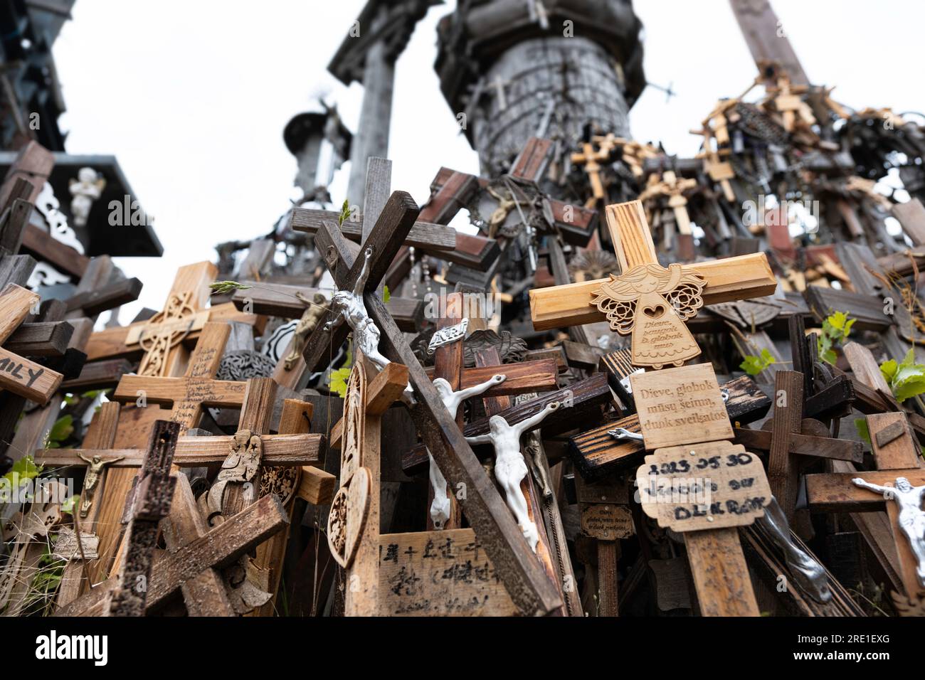 Crucifix et croix sur la « Colline des croix », un lieu de pèlerinage au nord de la ville de Šiauliai, au nord de la Lituanie. Profondeur de champ étroite Banque D'Images