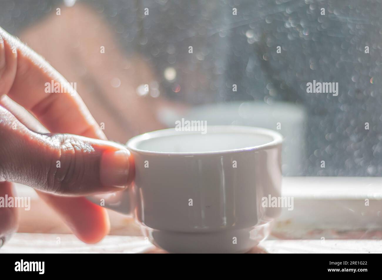 Tasse à café avec réflexion dans le verre, le verre est sale volontairement, concept de vie simple. Banque D'Images