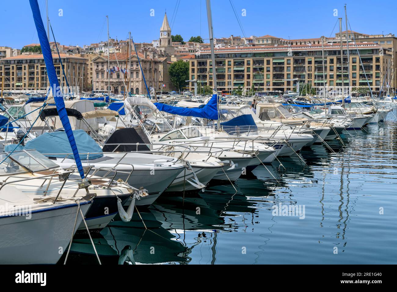 Le Vieux Port de Marseille, (Vieux Port de Marseille). Une attraction touristique populaire à Marseille, avec des rangées de yachts, bateaux rapides et bateaux. Banque D'Images