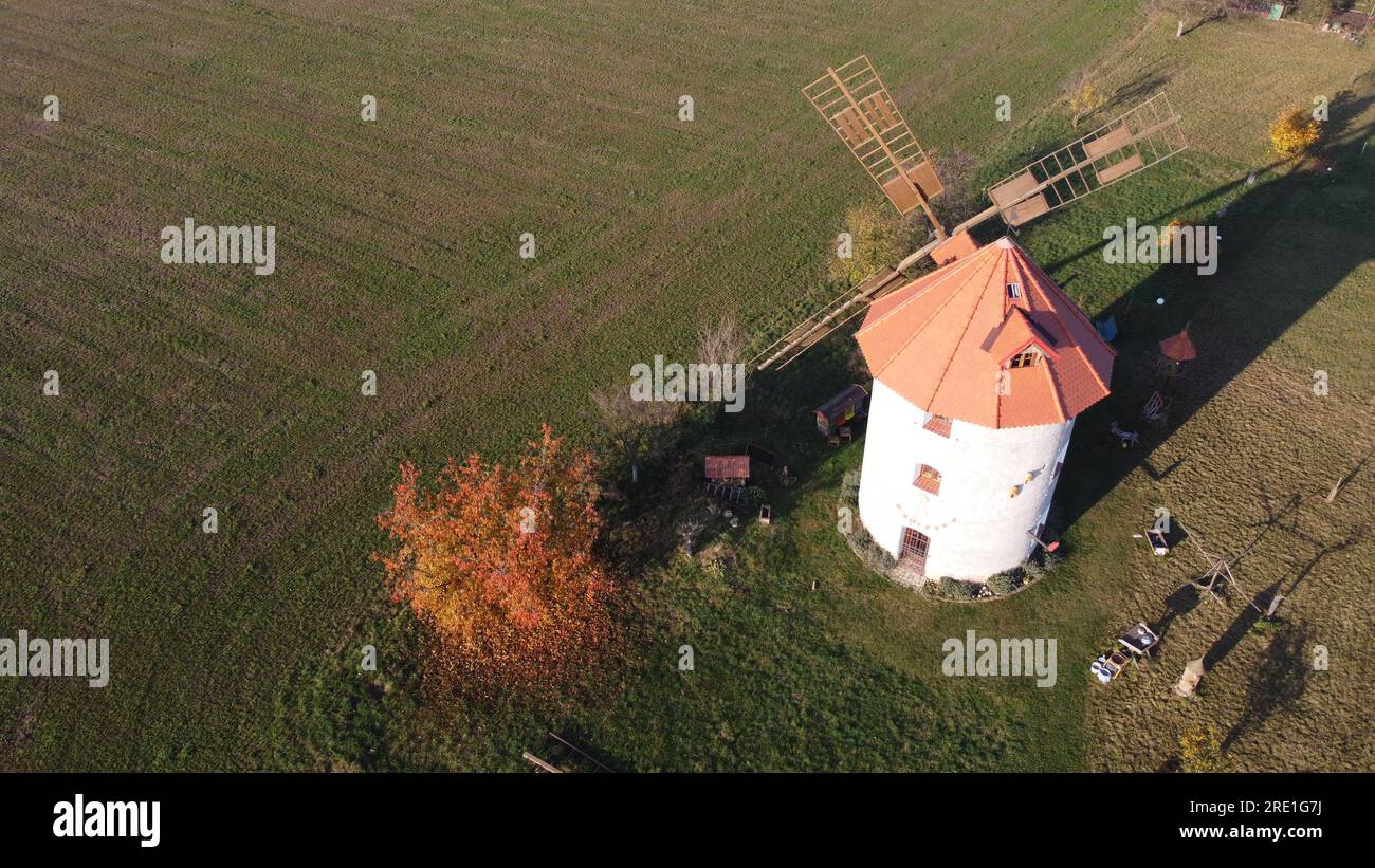 Reconstruction du moulin à vent République tchèque, Europe, panorama panoramique aérien paysage vue, Holandský větrný mlýn v Krchlebích, Krchleby Banque D'Images