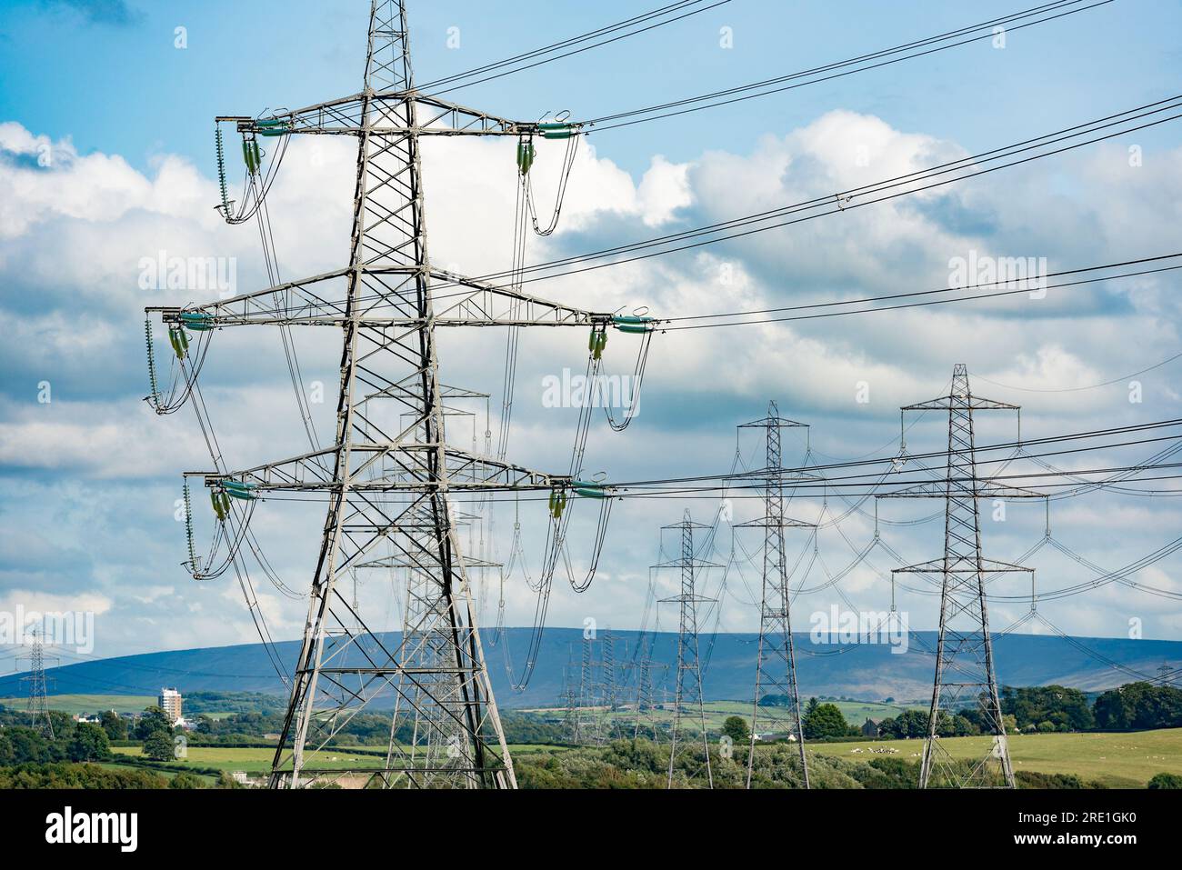 Pylônes électriques empruntant l'électricité de la centrale électrique de Heysham, Lancashire, Royaume-Uni Banque D'Images