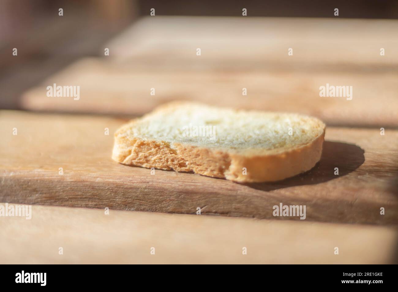 pain sous forme de pain grillé sur une surface en bois avec lumière naturelle. Banque D'Images