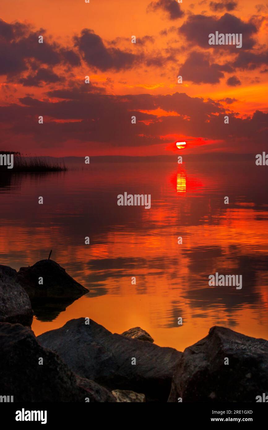 Balaton Siofok Hongrie. Beau coucher de soleil au lac Balaton, avec reflet dans l'eau Banque D'Images