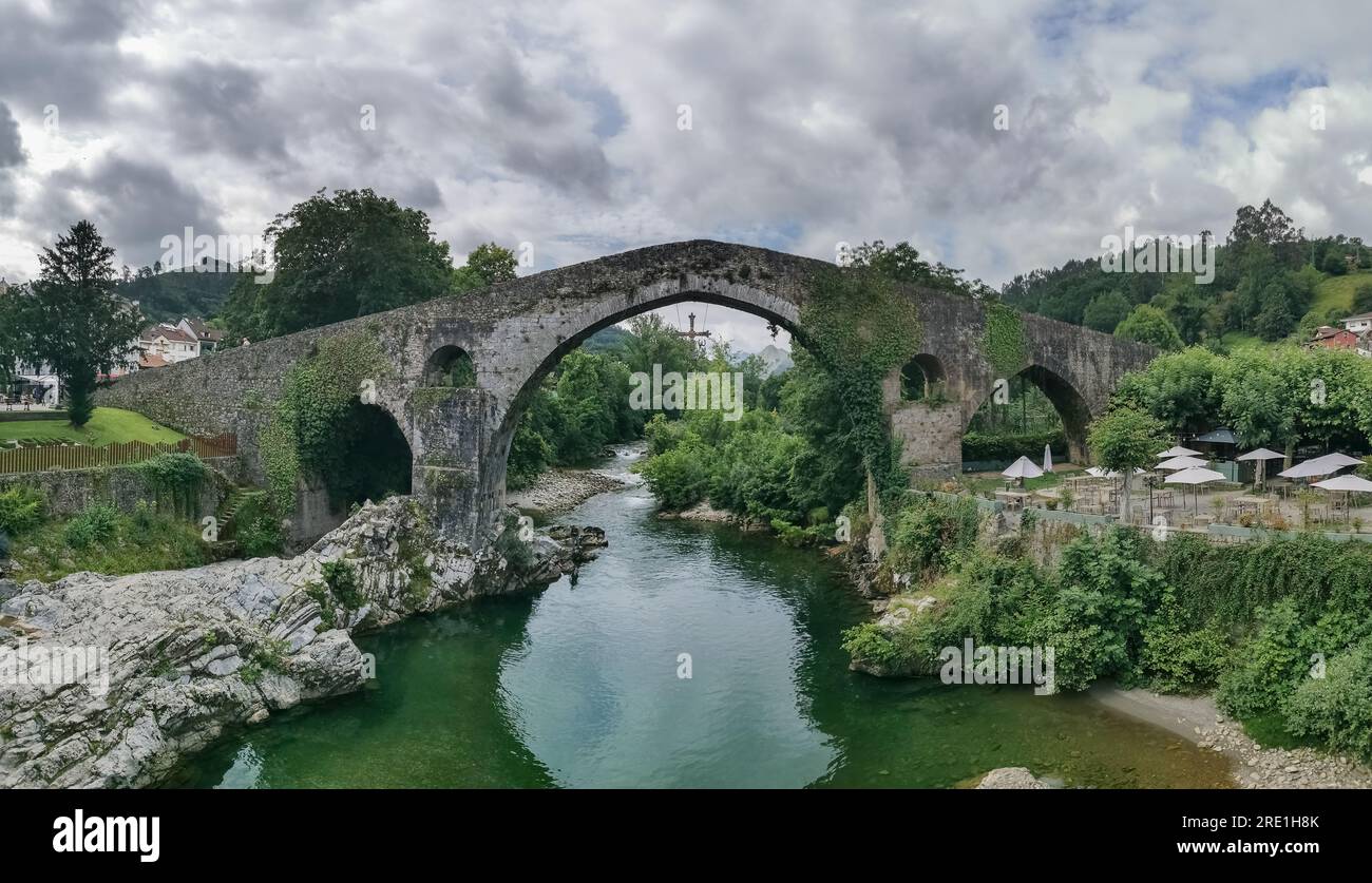 León Espagne - 07 05 2021:vue panoramique sur le pont romain sur la rivière Sella, un pont emblématique sur le centre-ville de Cangas de Onís, Picos de Europa ou Peak Banque D'Images