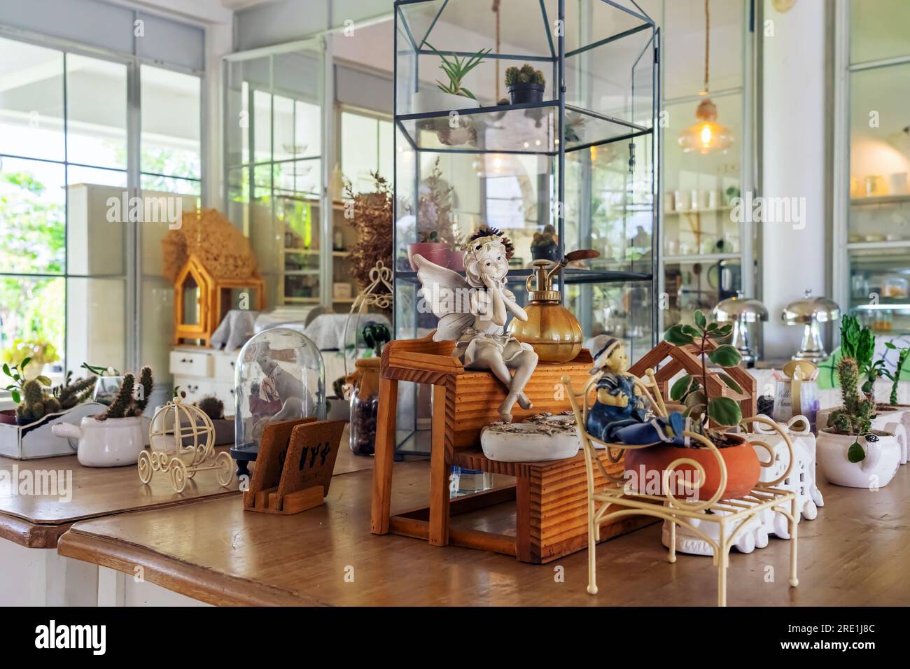 KANCHANABURI-THAÏLANDE, juin 30,2023 : belle vue intérieure du café moderne dans le style loft ou intérieur du restaurant confortable dans le style moderne à Vil Banque D'Images